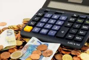 Euro s-a apreciat la 5,2497 lei